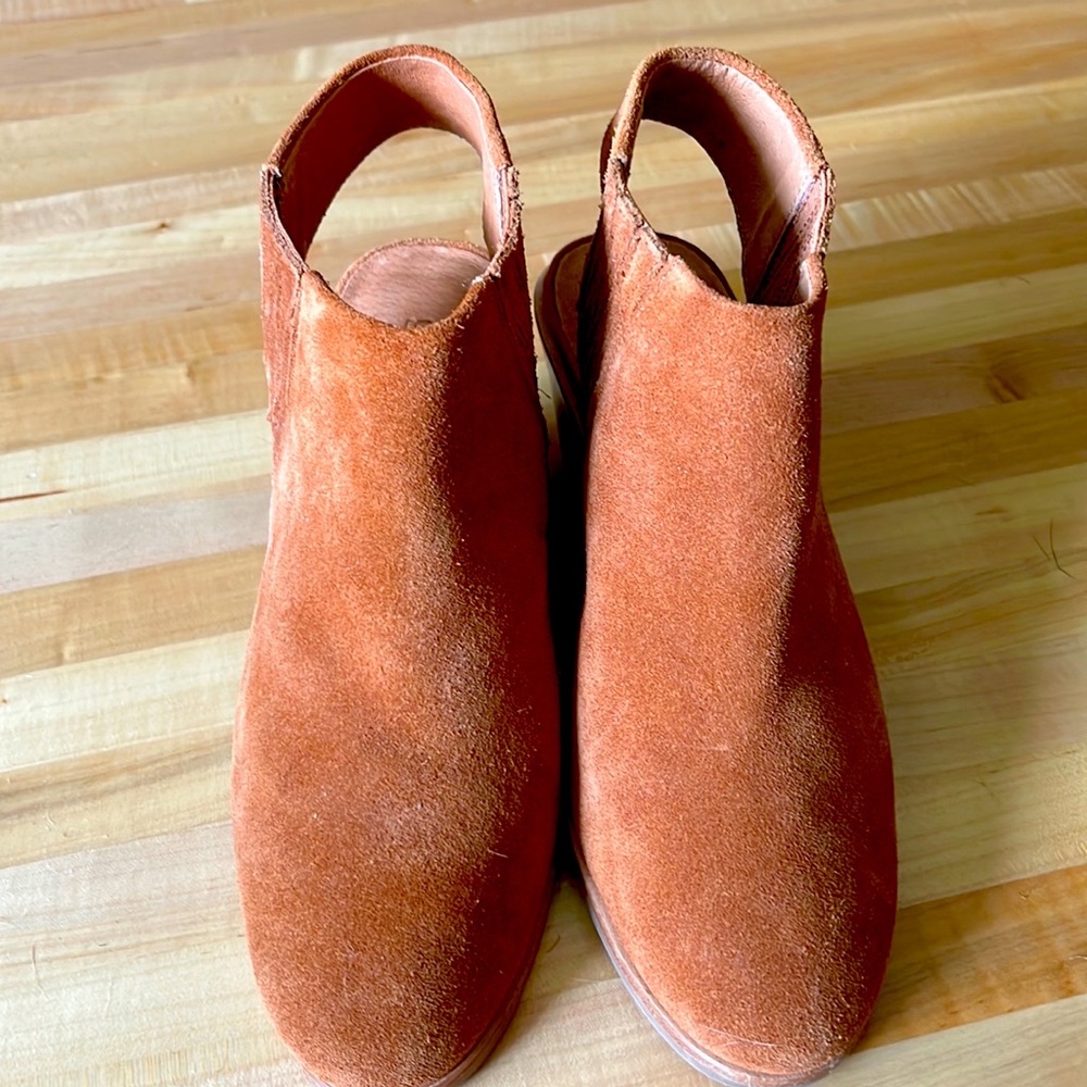 Gentle Souls by Kenneth Cole burnt orange suede sling back shoe.